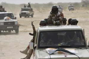 Des soldats nigériens patrouillent dans le nord du Nigeria, sur les traces de Boko Haram. © AFP
