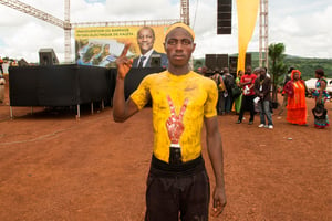 Avec le slogan « Un coup KO », les partisans du président sortant espèrent le voir réélu dès le premier tour. © LEE GOTTEMI POUR J.A.