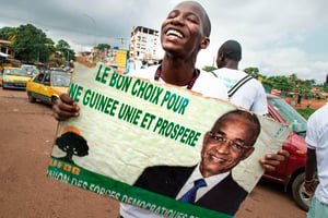 Un supporter du chef de file de l’opposition guinéenne à Conakry, dans le quartier de Bambeto, fin septembre. © LEE GOTTEMI POUR J.A.