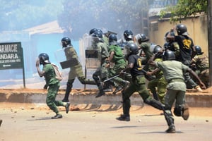 Des policiers à Conakry lors de heurts avec des manifestants antigouvernementaux, le 27 février 2012. © AFP/Cellou Binani