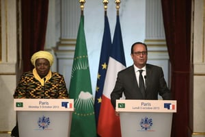 Le président français François Hollande et la présidente de la commission de l’Union africaine (UA) Nkosazana Dlamini-Zuma, le 5 octobre 2015 à Paris. © AFP