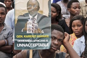 Des manifestants protestent contre l’arrestation d’Emmanuel Karenzi Karake, devant la Haute cour de justice britannique, le 25 juin 2015, © Denyse Uwera/AP/SIPA