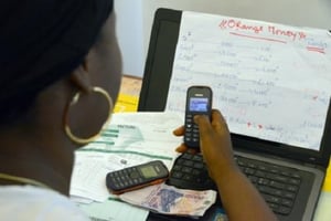 Le rapide développement du téléphone mobile en Afrique sub-saharienne transforme la région et les habitudes des Africains © Issouf Sanogo/AFP