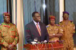 Le président de la transition Michel Kafando (c), le 30 septembre 2015 à Ouagadougou. © AFP
