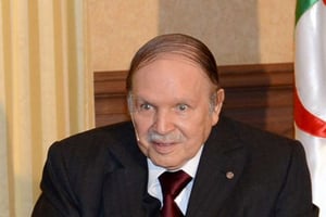 Abdelaziz Bouteflika lors d’une rencontre avec François Hollande, à Alger, le 15 juin 2015. © AP/SIPA