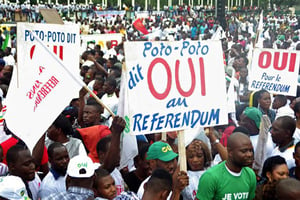 Les partisans du président Denis Sassou Nguesso manifestent à Brazzaville au Congo, le 10 octobre 2015. © Laudes Martial Mbon/AFP