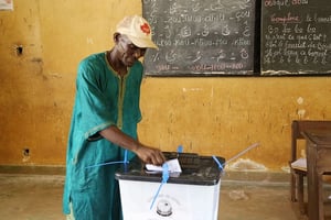 Un homme vote dans le quartier de Bambeto à Conakry le 11 octobre 2015. © Youssouf Bah/AP/SIPA