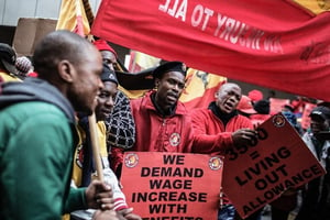Manifestations de mineurs membres de la South African National Union of Mineworkers. © Gianluigi Guercia/AFP