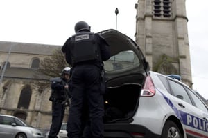 Des policiers en faction devant une église de Villejuif, en avril 2015. © AFP