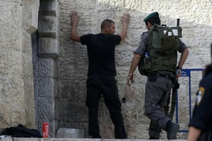 Un Palestinien contrôlé par un policier israélien, le 13 octobre 2015 à Jérusalem. © Ahmad Gharabli/AFP