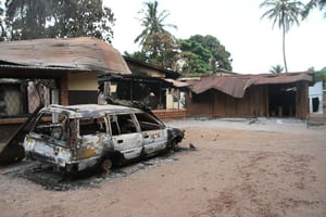 Un véhicule incendié le 3 octobre 2015 à Bazanga, un quartier musulman de Bangui. © AFP