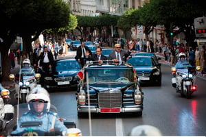 Le souverain chérifien et le président François Hollande dans les rues de la ville, le 19 septembre. © REVELLI-BEAUMONT/SIPA