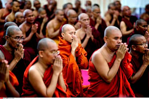 Wirathu (au centre) au cours d’une assemblée de moines bouddhistes, en 2013. © GEMUNU AMARASINGHE/AP/SIPA