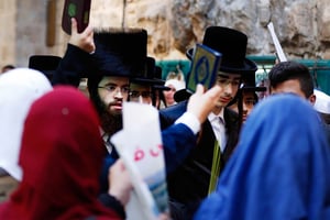 Juifs orthodoxes apostrophés par des mourabitate (sentinelles d’Al-Aqsa). © AHMAD GHARABLI/AFP