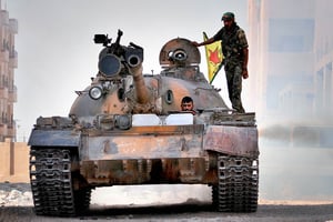 Combattants des Unités de protection du peuple kurde (YPG), à Hassaké, en Syrie. © DELIL SOULEIMAN/AFP