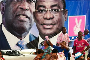 Laurent Gbagbo et Pascal Affi N’Guessan sur une affiche électorale à Abidjan, en août. © SIA KAMBOU/AFP