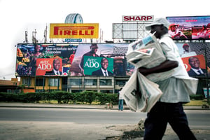 À Abidjan comme dans tout le pays, ADO vole la vedette à ses challengers. Les affiches géantes qui vantent son bilan ont envahi les rues. © SYLVAIN CHERKAOUI pour J.A.