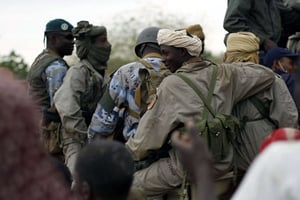 Des gendarmes maliens patrouillant avec des soldats tchadiens à Gao, dans le nord du Mali, le 28 janvier 2013. © Jerome Delay/AP/SIPA