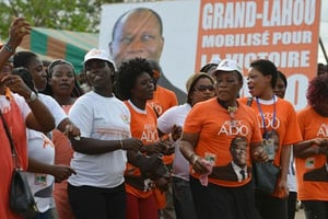 Des partisans du président sortant Alassane Ouattara à Grand-Lahou, sur la côte à une centaine de kilomètres à l’ouest d’Abidjan, le 15 octobre 2015. © Issouf Sanogo/AFP