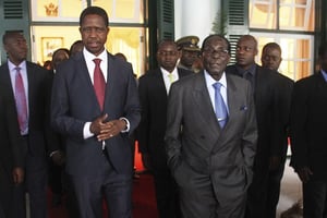 Le président du Zimbabwe, Robert Mugabe et le président de la Zambie, Edgar Lungu. © STR/AP/SIPA