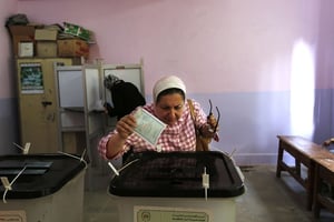 Une Égyptienne vote dimanche 18 octobre 2015. © Hassan Ammar/AP/SIPA