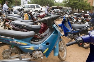 La fraude sur la fiscalité du carburant et des motos – moyen de transport très apprécié au Burkina Faso – atteindrait 61 millions d’euros. © Nyaba Leon Ouedraogo pour JA