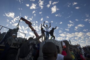 Des étudiants sud-africains dansent après le retrait de la statue de Cecil Rhodes de l’université du Cap. © Rodger Bosch/AFP
