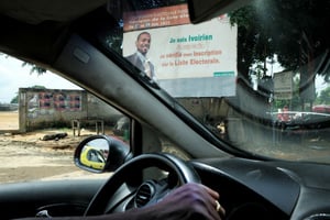 Cette affiche officielle dans la commune de Cocody incite les Ivoiriens à s’inscrire sur les listes électorales, à Abidjan, en juillet 2015 © Philippe Guionie/J.A.