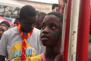 Une jeune fille en train de regarder un spectacle lors du Festival Amani, le 15 février 2015 à Goma. © Trésor Kibangula/J.A.