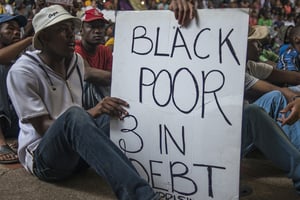 Des étudiants sud-africains qui manifestent contre l’augmentation des frais de scolarité. © AFP