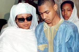 Clémence Baré Maïnassara et l’un de ses fils après l’assassinat de son mari en 1999. © SEYLLOU DIALLO / AFP