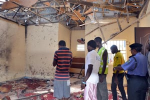 Des habitants de Maidugurisur les lieux d’un attentat suicide contre une mosquée, le 23 octobre 2015 au Nigeria. © AFP