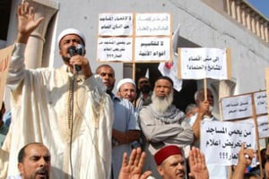 Des Tunisiens manifestent contre le limogeage d’un imam proche du parti islamiste Ennahda, à Tunis, le 21 octobre 2015 © Mohamed Khalil/AFP