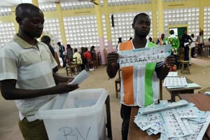 Des agents électoraux procèdent au décompte des bulletins de vote, le 25 octobre 2015 à Abidjan, lors de la présidentielle en Côte d’Ivoire. © AFP