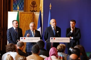 De g. à dr. : Abdeslam Bouchouareb, Ramdane Lamamra, Laurent Fabius et Emmanuel Macron. © B. Chapiron/MAEDI