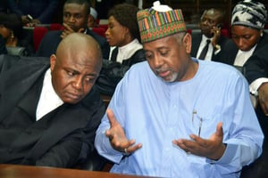 L’ex-conseiller à la sécurité nationale du Nigeria sous la présidence de Goodluck Jonathan, Sambo Dasuki, lors de son procès à Abuja le 1er septembre 2015. © AFP