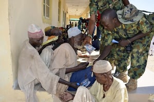 Des hommes, femmes et enfants secourus des griffes de Boko Haram par l’armée nigériane, dans le nord du pays, en juillet 2015. © Jossy Ola/AP/SIPA