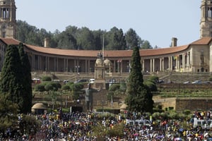 Des étudiants manifestent devant l’Union Buildings, à Pretoria, le 23 octobre. © Themba Hadebe / AP / SIPA