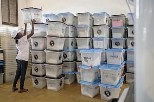 Des urnes remplies de bulletin de vote entreposées dans un bureau de vote à Dar es Salaam, le 26 octobre 2015. © Daniel Hayduk/AFP