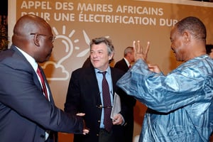 Jean-Louis Borloo avec les maires de Kinshasa et de Niamey, en avril, à Paris. © FRANCOIS GUILLOT/AFP