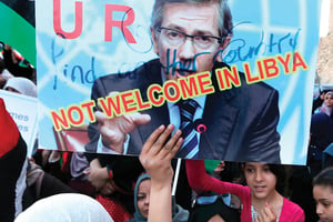 Manifestation contre Bernardino León, envoyé spécial de l’ONU pour la Libye, le 1ermai 2015, à Tripoli. © MAHMUD TURKIA/AFP