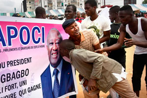 Affiches à la gloire de Laurent Gbagbo, dans le quartier de Yopougon, à Abidjan, le 20 juin. © SIA KAMBOU/AFP