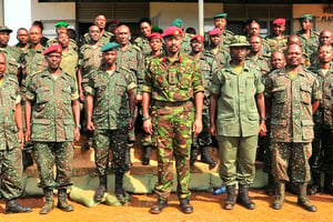Muhoozi Kainerugaba (au centre), le fils du président, commande les forces spéciales de l’Uganda People’s Defence Force. © RONALD KABUUBI/AFP
