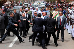 Une centaine d’hommes protègent le président (ici à Tamanrasset, en 2011). © FAROUK BATICHE/AFP