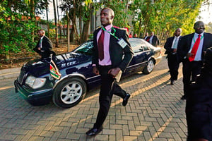 Le coût de ces prestigieux véhicules peut atteindre 1,5 million d’euros (ici, la Mercedes blindée du président kényan Uhuru Kenyatta). © THOMAS SAMSON/AFP
