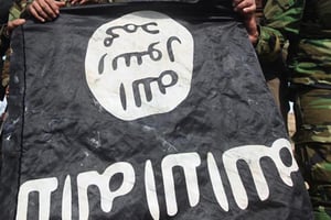 Le drapeau de l’organisation « État islamique » © AFP