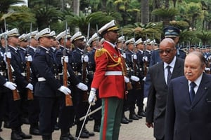 Le président algérien Abdelaziz Bouteflika suivi de son homologue sud-africain Jacob Zuma, à Alger, le 18 avril 2013. © Anis Belghoul / AP / SIPA