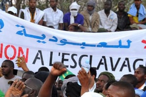 Des milliers de descendants d’esclaves maures en Mauritanie, les « Haratines », manifestent, le 29 avril 2015, à Nouakchott. © AFP