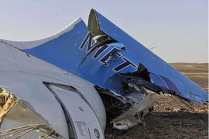 Une partie de l’épave de l’avion de Metrojet qui s’est écrasé dans le Sinaï. © Suliman el-Oteify / AP / SIPA