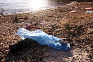 Des sacs en plastique en mer Méditerranée. Photo prétexte. © JEAN-PIERRE BELZIT/AP/SIPA